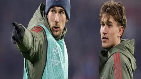 “周日激战：澳超对决——西部联迎战阿德莱德联”